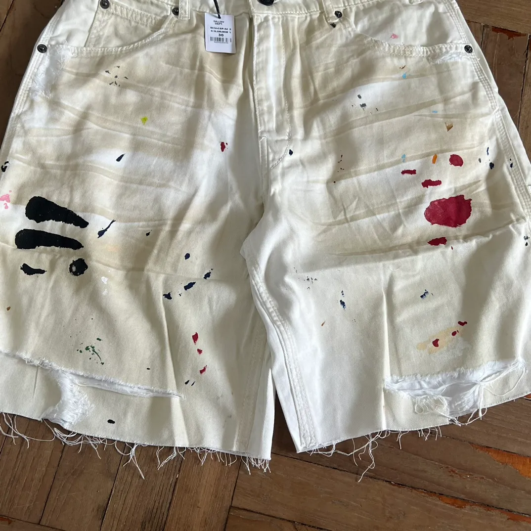 GALLERY DEPT. FLEA CARPENTER SHORTS Ink-cut knife-cut mud-dyed denim shorts. Destroyed VINTAGE distressed denim shorts. Distressed white S-XL. Washed cement-dyed to make it old. Knife cut holes. Cat whiskers are worn. Customized complete set with logo accessories. Purely handmade acrylic splash-ink graffiti shorts.